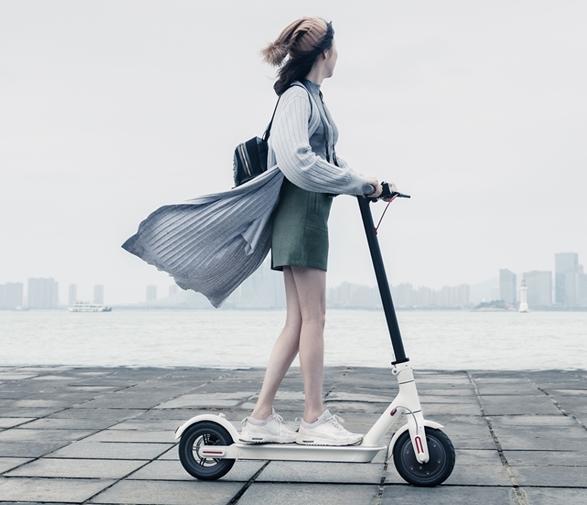 小米推1999电动滑板车 不过在北京上海上路就挨罚