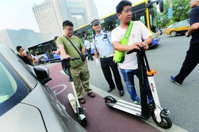 小米推1999电动滑板车 不过在北京上海上路就挨罚