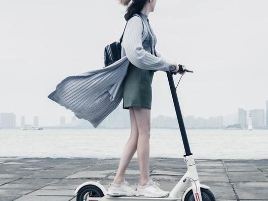 小米推1999电动滑板车 不过在北京上海上路就挨罚