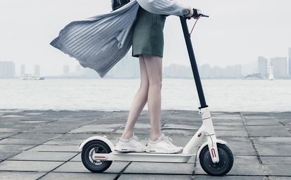 小米推1999电动滑板车 不过在北京上海上路就挨罚